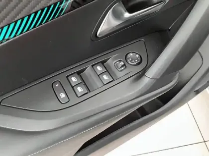 Photo 49 Peugeot 2008  PureTech 100 S&S BVM6