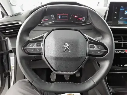 Photo 60 Peugeot 2008  PureTech 100 S&S BVM6