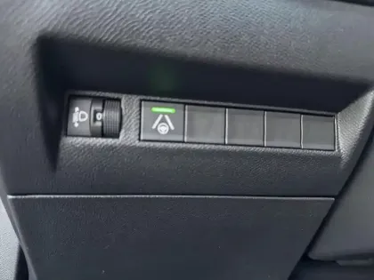 Photo 18 Peugeot 2008  Hybrid 145 e-DCS6 Allure