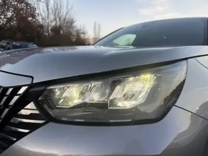 Photo 13 Peugeot 2008  Hybrid 145 e-DCS6 Allure