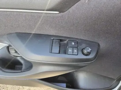 Photo 13 Toyota Yaris  116h Dynamic 5p MC24