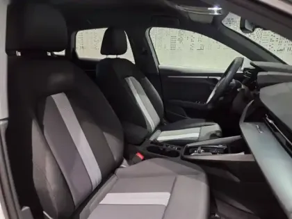 Photo 10 Audi A3  Sportback 35 TFSI 150ch Mild Hybrid Design S tronic 7