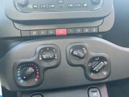 Photo 14 Fiat Panda  Classic 1.0 70ch BSG S&S Icône Step 2