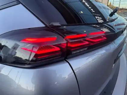 Photo 11 Peugeot 2008  1.2 Hybrid 136ch Allure e-DCS6