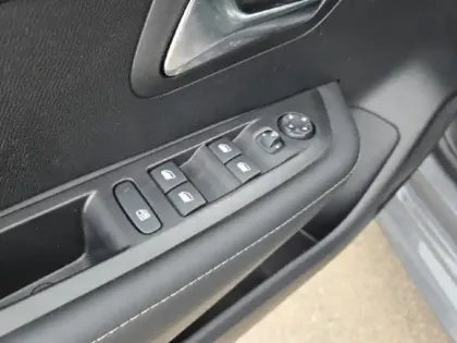 Photo 9 Peugeot 208  1.2 Hybrid 110ch Allure e-DCS6