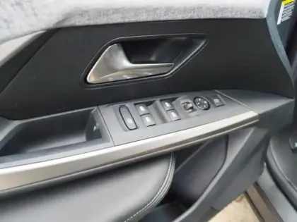 Photo 11 Peugeot 5008  Hybrid 136ch Allure e-DCS6