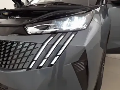 Photo 129 Peugeot 3008  Hybrid 136 e-DCS6