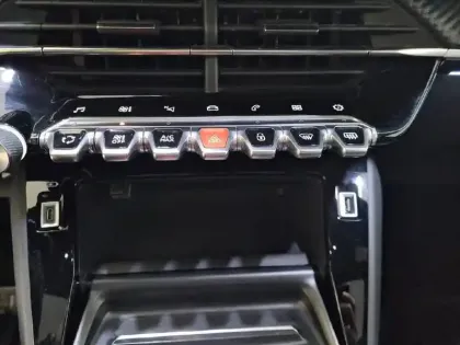 Photo 23 Peugeot 208  PureTech 100 S&S BVM6