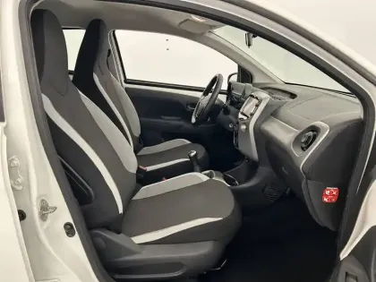 Photo 47 Toyota Aygo Gén. II Ph1 x-play 5