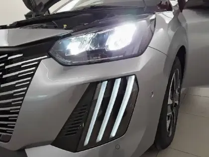 Photo 15 Peugeot 208  Hybrid 100 e-DCS6