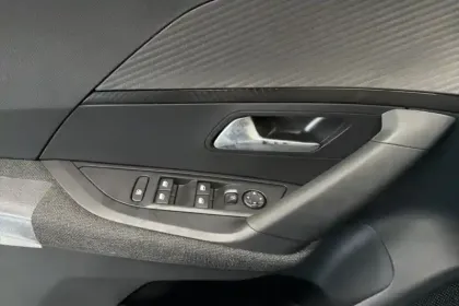 Photo 75 Peugeot 2008  Hybrid 145 e-DCS6