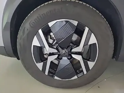 Photo 33 Peugeot 2008  Hybrid 136 e-DCS6