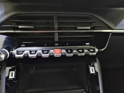 Photo 45 Peugeot 2008  Hybrid 136 e-DCS6