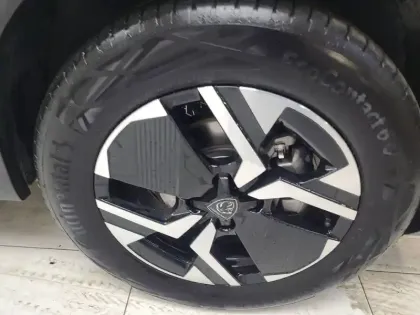 Photo 8 Peugeot 2008  Hybrid 136 e-DCS6