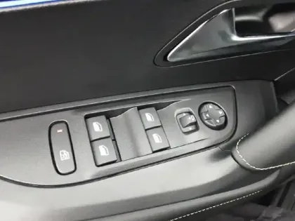 Photo 18 Peugeot 2008  Hybrid 145 e-DCS6