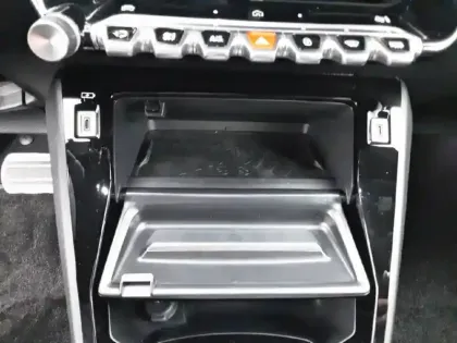 Photo 21 Peugeot 2008  Hybrid 145 e-DCS6