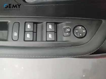 Photo 11 Peugeot 208  Electrique 50 kWh 136ch