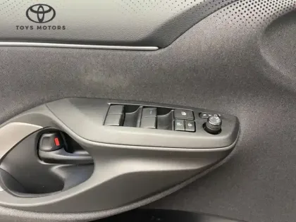 Photo 17 Toyota Yaris Hybride 116h Iconic