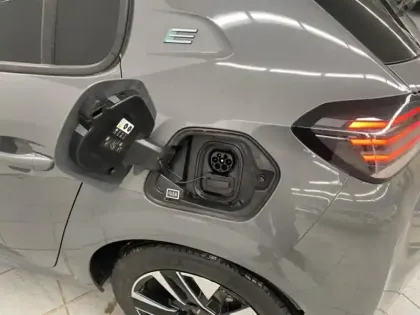 Photo 6 Peugeot 208  e- 136ch Style