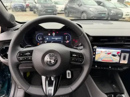 Photo 8 Alfa Romeo Junior  1.2 Ibrida 145ch Premium e-DCT6 Q4