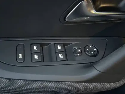 Photo 26 Peugeot 2008  Electrique 136 ch