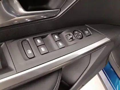 Photo 111 Peugeot 5008  Hybrid 136 e-DCS6