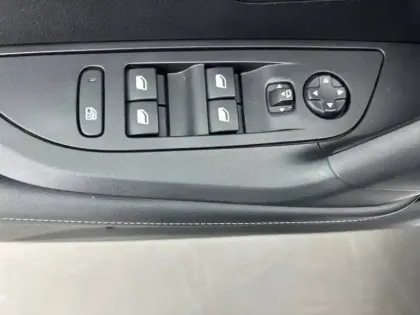 Photo 70 Peugeot 2008  PureTech 100 S&S BVM6