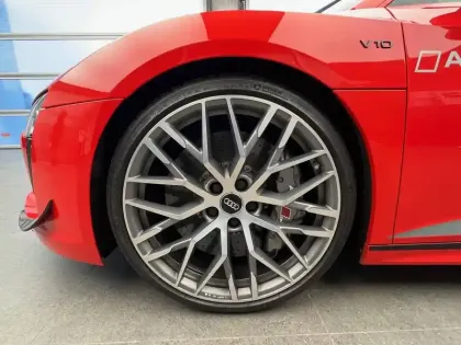 Photo 7 Audi R8  V10 Plus 5.2 FSI 610 S tronic 7 Quattro