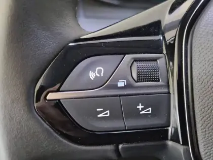 Photo 27 Peugeot 208  Electrique 50 kWh 136ch