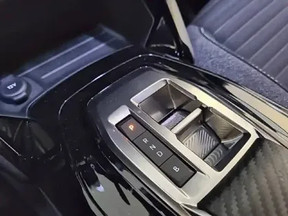 Photo 13 Peugeot 208  Electrique 50 kWh 136ch