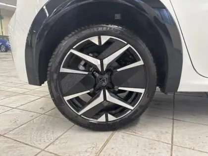 Photo 7 Peugeot 208  1.2 Hybrid 110ch GT e-DCS6