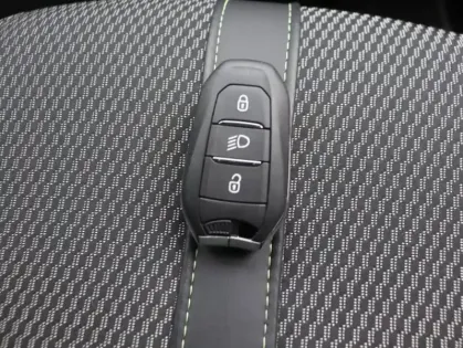 Photo 13 Peugeot 2008  1.2 Hybrid 145ch GT e-DCS6