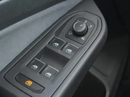 Photo 13 Volkswagen Golf  2.0 TDI SCR 150ch R-Line DSG7