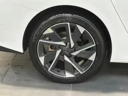 Photo 7 Peugeot 308  SW 1.2 130ch Allure Pack EAT8 GPS Pack Hiver Camera