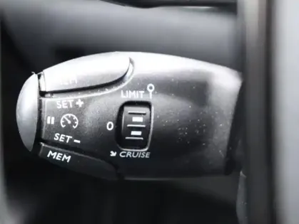 Photo 14 Peugeot 208  1.2 Hybrid 100ch Style e-DCS6