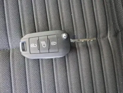 Photo 17 Peugeot 208  1.2 Hybrid 100ch Style e-DCS6