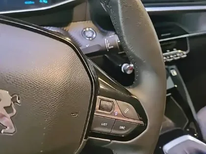 Photo 62 Peugeot 208  PureTech 100 S&S BVM6