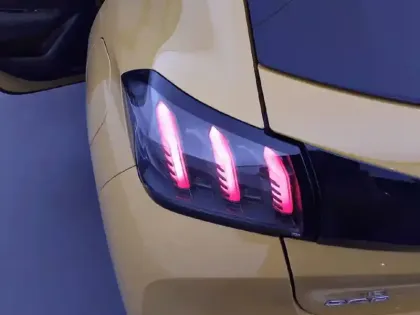 Photo 16 Peugeot 208  PureTech 100 S&S EAT8