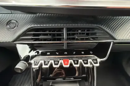 Photo 13 Peugeot 2008  PureTech 155 S&S EAT8