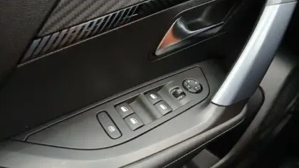 Photo 24 Peugeot 2008  PureTech 130 S&S BVM6