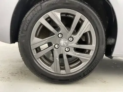 Photo 16 Peugeot 208  PureTech 75 S&S BVM5