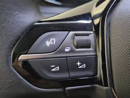 Photo 27 Peugeot 208  Electrique 50 kWh 136ch