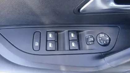 Photo 33 Peugeot 2008  Moteur électrique 136 ch