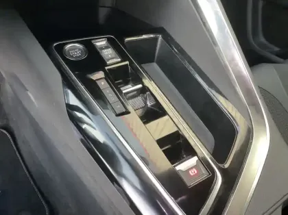 Photo 21 Peugeot 3008 Hybrid 136 e-DCS6 GT