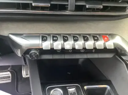 Photo 15 Peugeot 3008 Hybrid 136 e-DCS6 GT