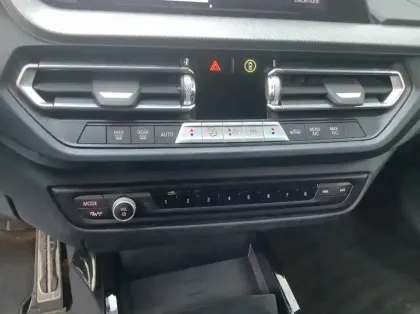 Photo 15 BMW Serie 1 F40 118d 150 ch BVA8 M Sport