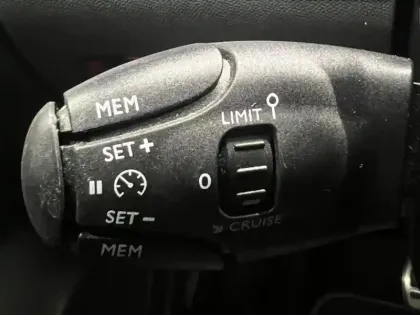 Photo 12 Peugeot 208  e- 136ch GT