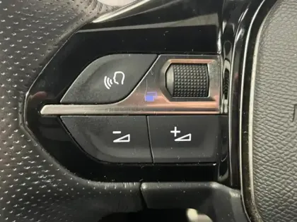 Photo 14 Peugeot 208  e- 136ch GT