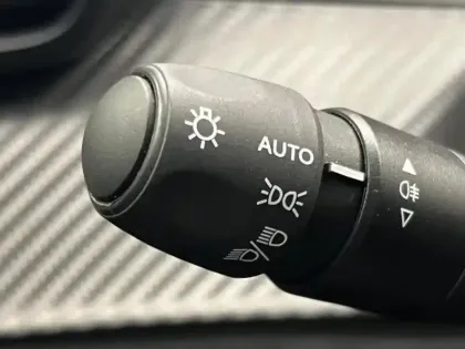 Photo 11 Peugeot 208  1.2 Hybrid 110ch Allure e-DCS6