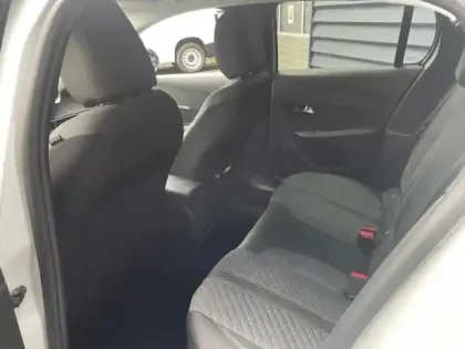 Photo 8 Peugeot 208  1.2 Hybrid 110ch Allure e-DCS6